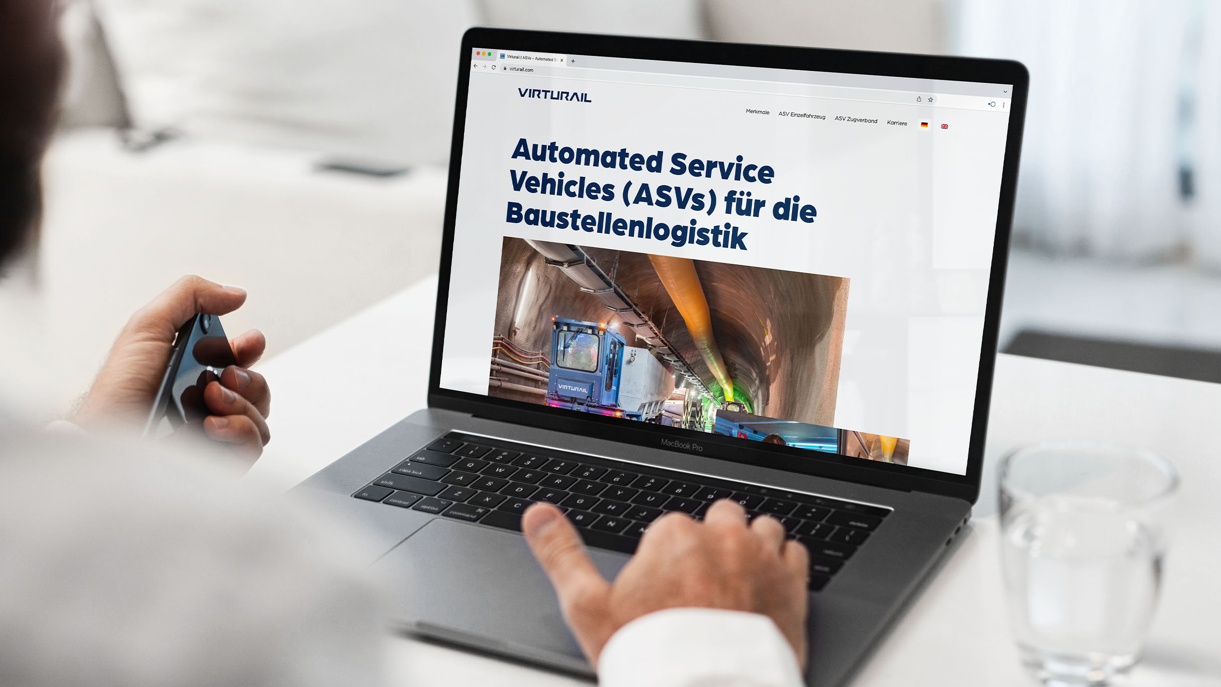 Virturail Webseite Laptop Mockup Automated Service Vehicles Für Die Baustellenlogistik
