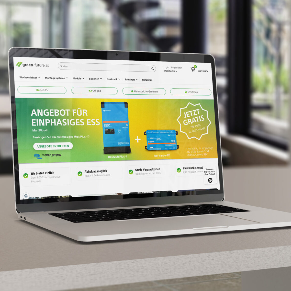 Macbook Auf Tisch Mit Green futureat Website Geöffnet
